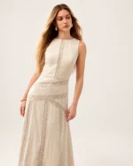 Vestido midi em linho evasê com vazados ajour areia — detalhe ajour
