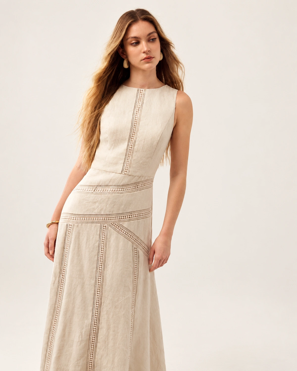 Vestido midi em linho evasê com vazados ajour areia — detalhe ajour