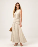 Vestido midi em linho evasê com vazados ajour areia — editorial