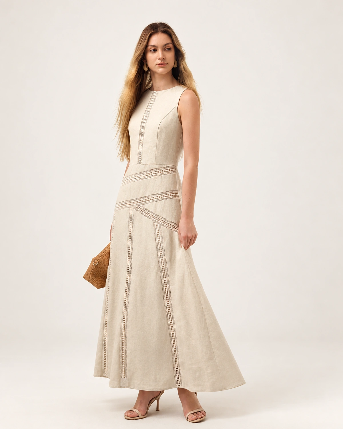 Vestido midi em linho evasê com vazados ajour areia — editorial