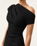 Vestido midi ombro só com drapeado escultural e fenda na cor Noir, foto 02