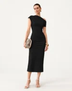 Vestido midi ombro só com drapeado escultural e fenda na cor Noir, foto 03