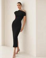 Vestido midi ombro só com drapeado escultural e fenda na cor Noir, foto 04