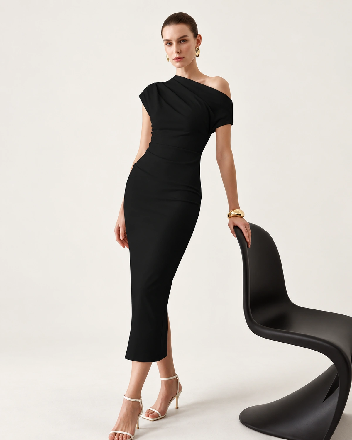 Vestido midi ombro só com drapeado escultural e fenda na cor Noir, foto 05
