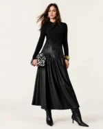Vestido midi plissado em couro ecológico com recortes em renda guipir na cor Noir, foto 01