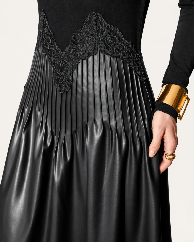 Vestido midi plissado em couro ecológico com recortes em renda guipir na cor Noir, foto 02