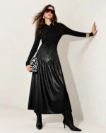 Vestido midi plissado em couro ecológico com recortes em renda guipir na cor Noir, foto 03