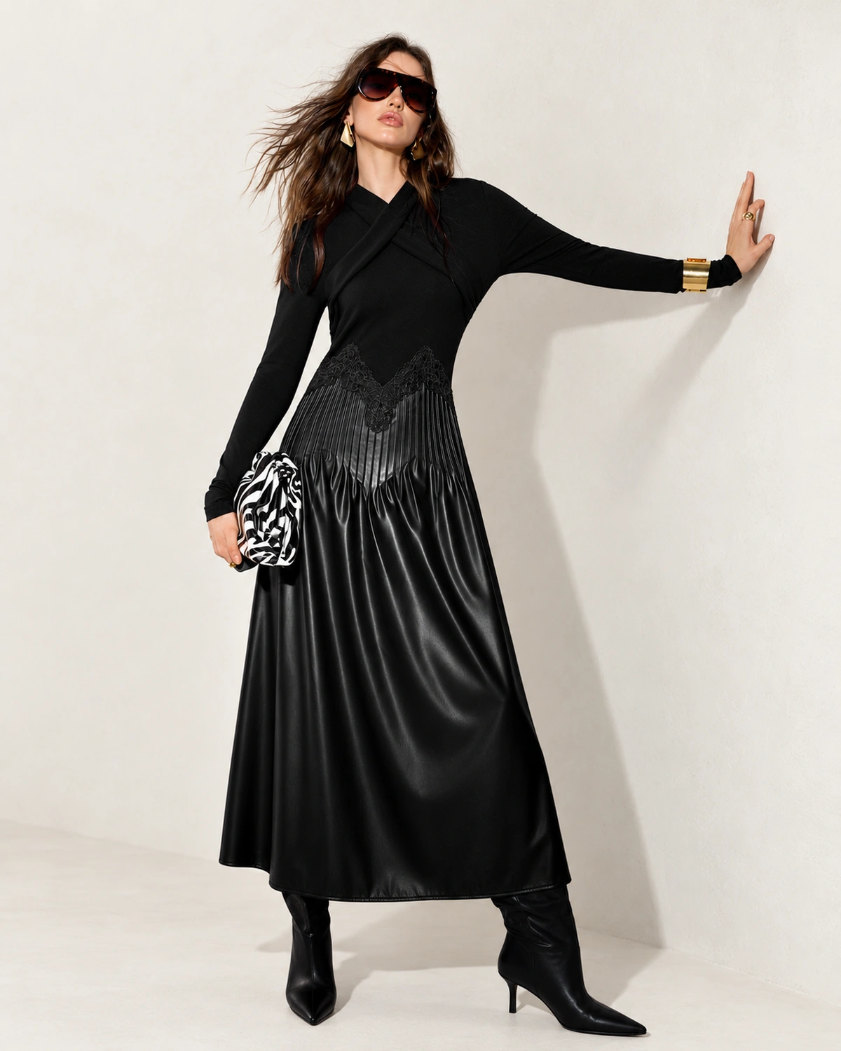 Vestido midi plissado em couro ecológico com recortes em renda guipir na cor Noir, foto 03