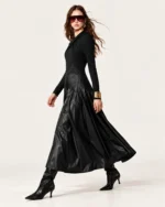 Vestido midi plissado em couro ecológico com recortes em renda guipir na cor Noir, foto 05