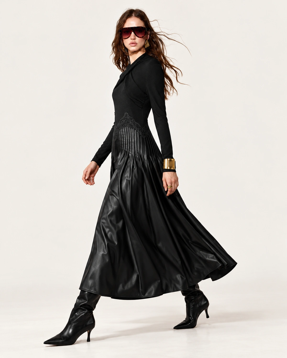 Vestido midi plissado em couro ecológico com recortes em renda guipir na cor Noir, foto 05