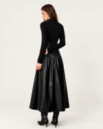 Vestido midi plissado em couro ecológico com recortes em renda guipir na cor Noir, foto 06
