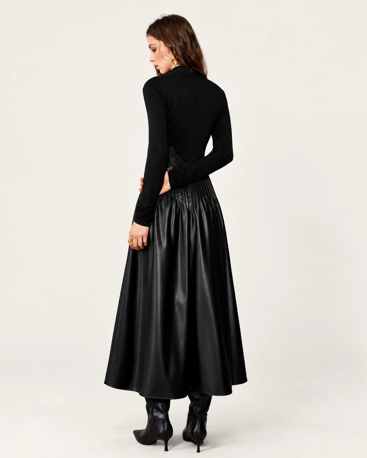 Vestido midi plissado em couro ecológico com recortes em renda guipir na cor Noir, foto 06