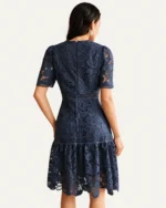 Vestido midi em renda guipir floral na cor azul-marinho, foto 02