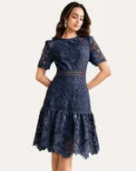 Vestido midi em renda guipir floral na cor azul-marinho, foto 04