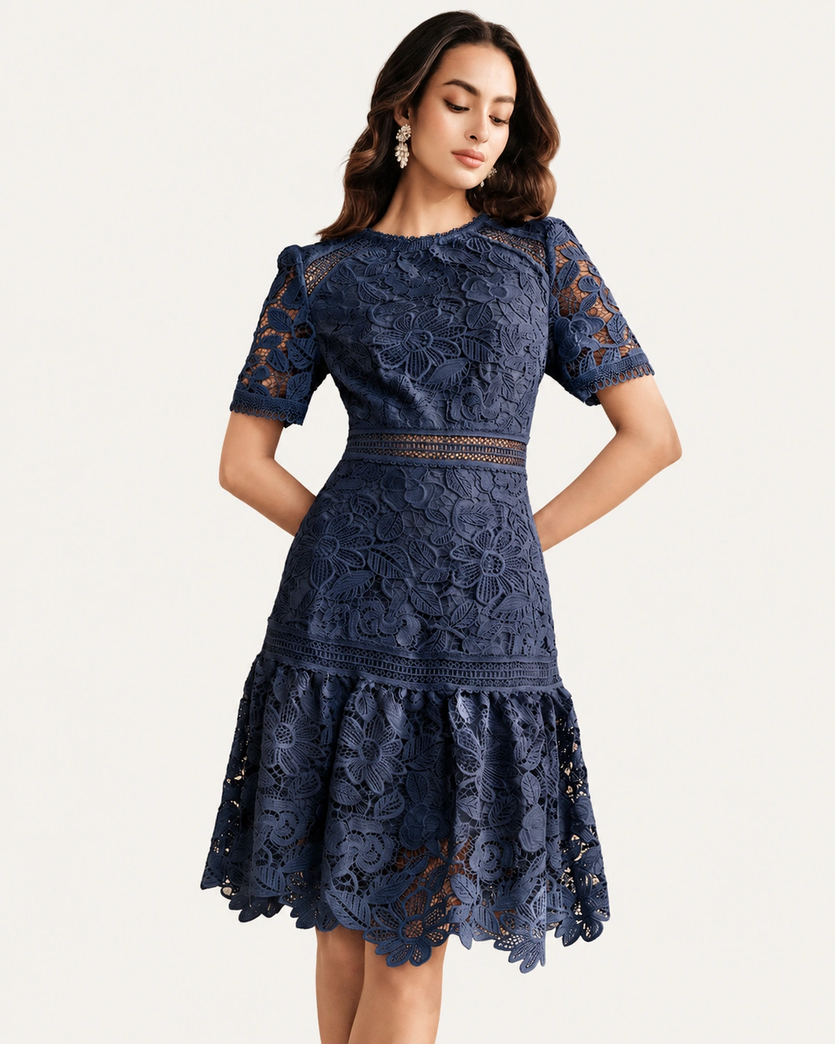 Vestido midi em renda guipir floral na cor azul-marinho, foto 04