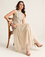 Vestido midi em tule plissado com corpete bordado em pérolas e cintura baixa na cor alabastro, foto 03
