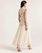 Vestido midi em tule plissado com corpete bordado em pérolas e cintura baixa na cor alabastro, foto 05