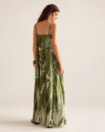 Vestido slip dress midi em linho misto com estampa botânica localizada na cor verde oliva, foto 03