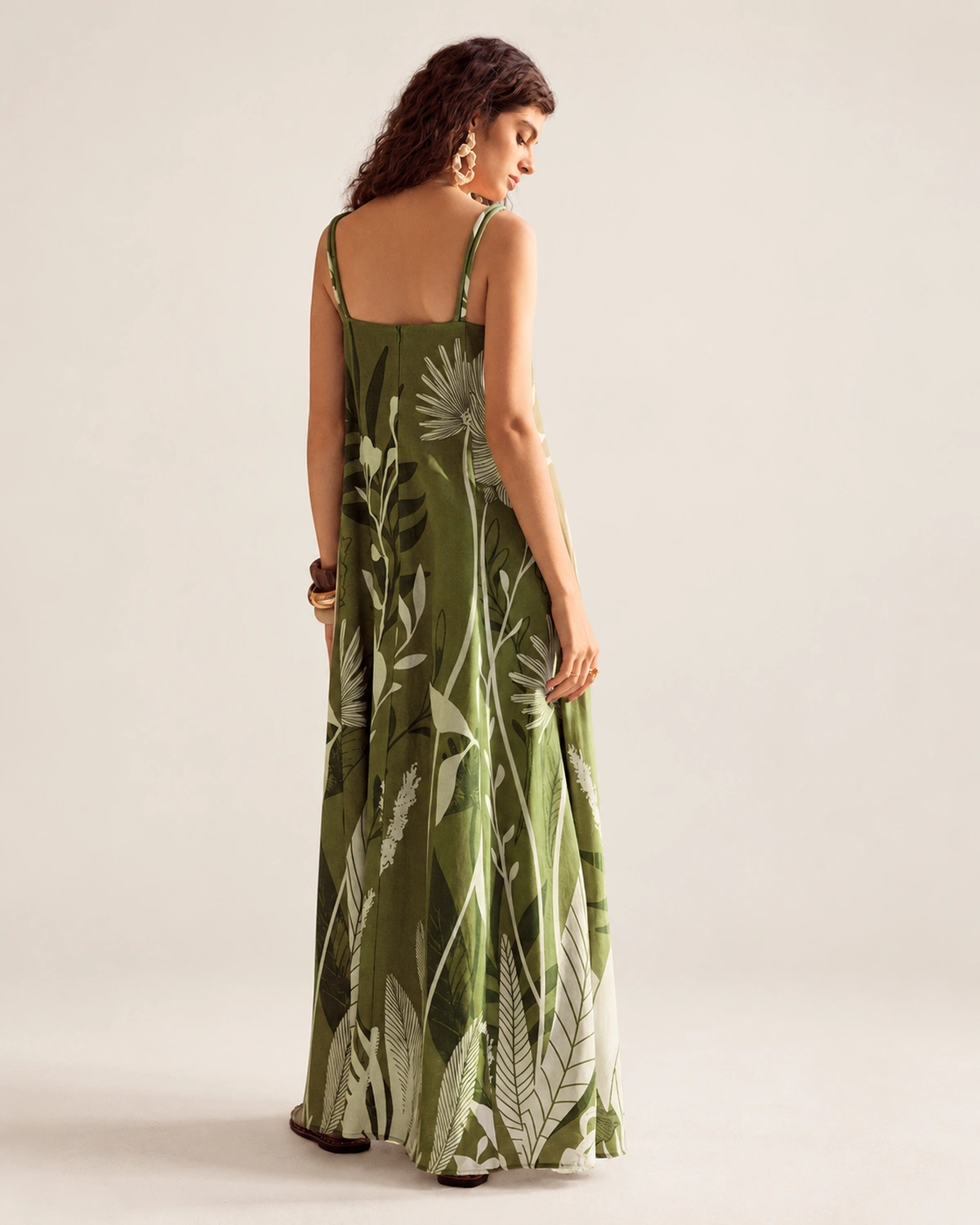Vestido slip dress midi em linho misto com estampa botânica localizada na cor verde oliva, foto 03