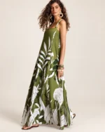 Vestido slip dress midi em linho misto com estampa botânica localizada na cor verde oliva, foto 05