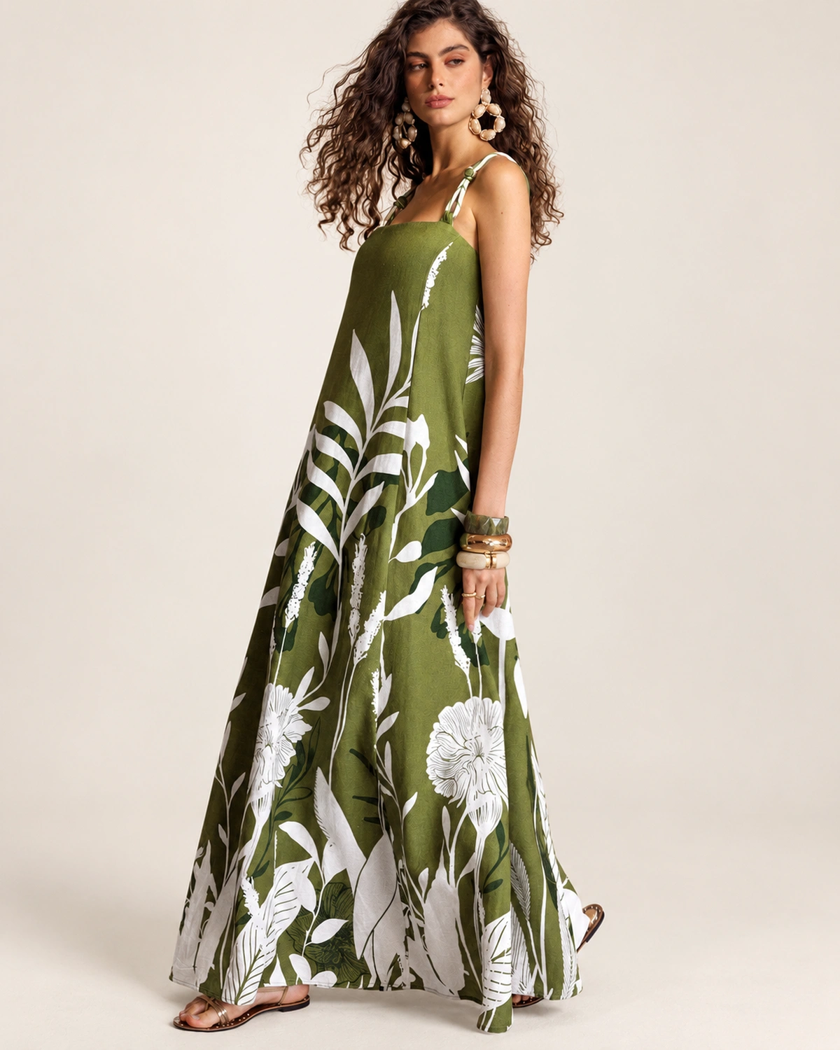 Vestido slip dress midi em linho misto com estampa botânica localizada na cor verde oliva, foto 05