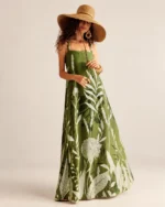 Vestido slip dress midi em linho misto com estampa botânica localizada na cor verde oliva, foto 06