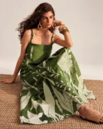 Vestido slip dress midi em linho misto com estampa botânica localizada na cor verde oliva, foto 07
