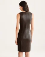 Vista posterior da modelo vestindo vestido tubinho em couro sintético marrom